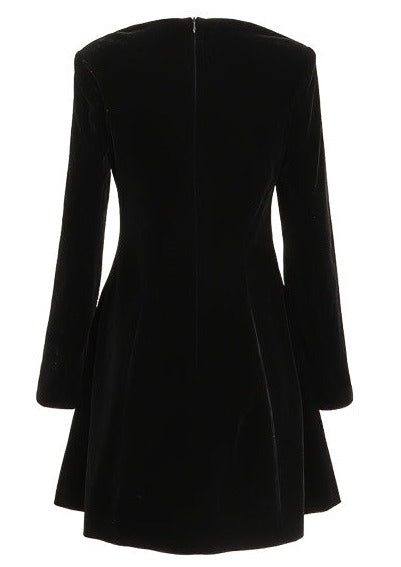 فستان أسود مخملي برقبة مربعة