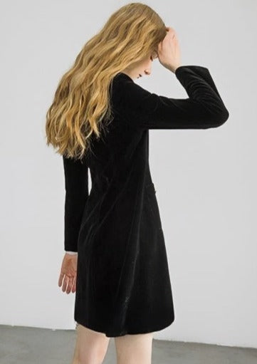 Черное бархатное платье для шеи